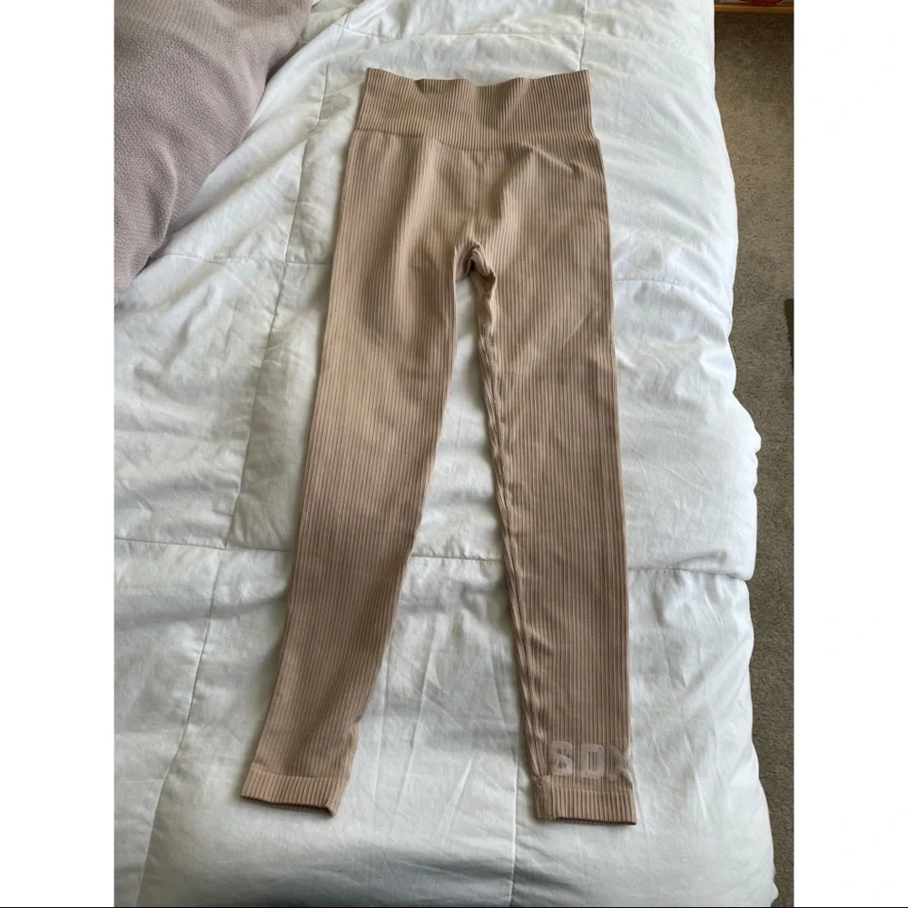 Sarah’s Day White Fox Boutique Coffee Date Seamless Leggings/Crop Top in Sand S - Picture 2 of 10